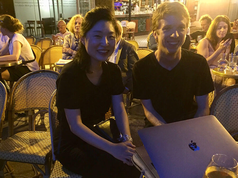 Louis Tamlyn et Junhee Kim assis dans un café