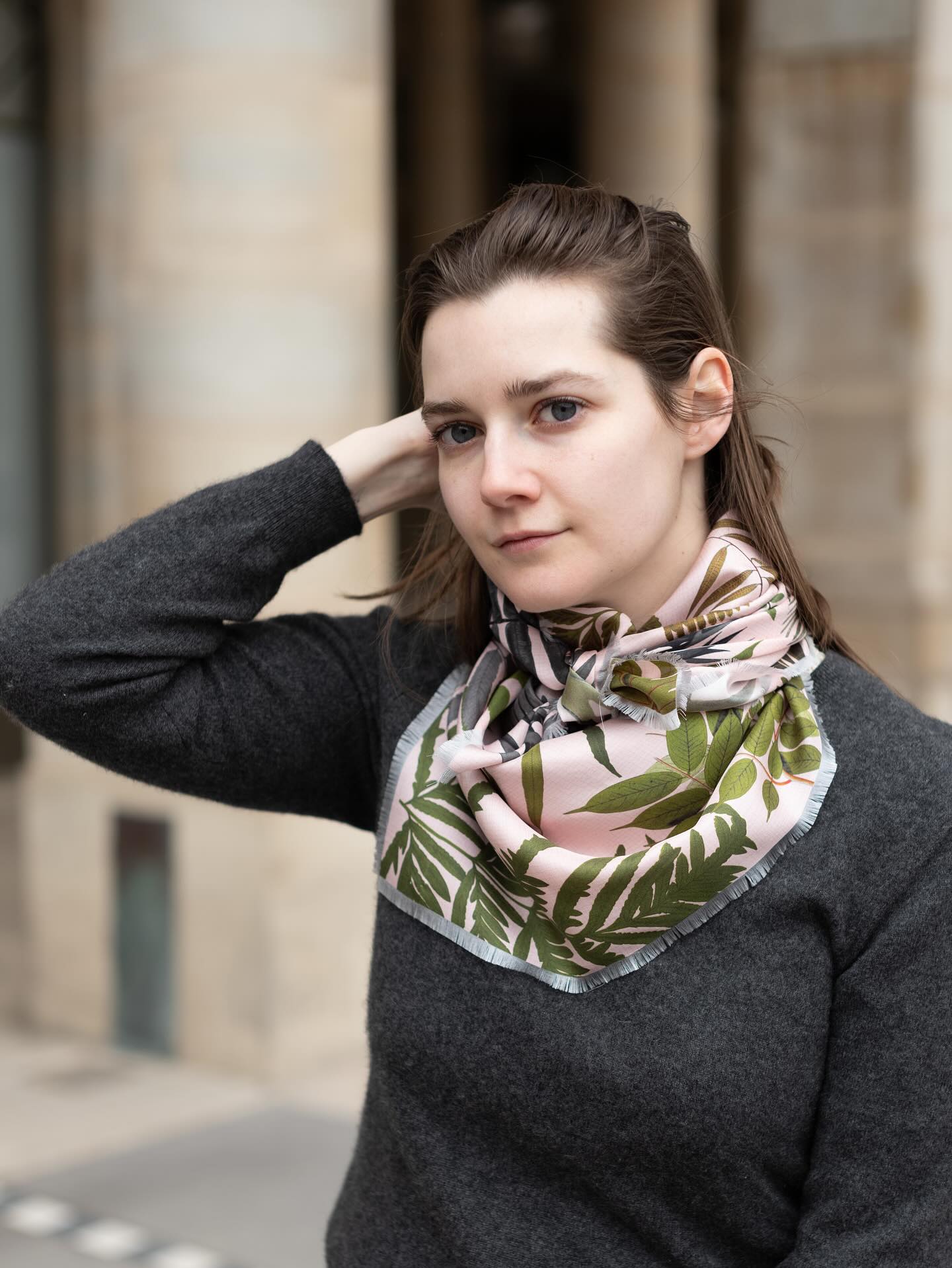 tel l’humain qui évolue au fil de ses expériences et à l’enfant qui
grandit à mesure qu’il apprend, jusqu’à devenir un adulte, la jeune tige devient petit arbuste, qui se transforme en arbre

 #TreeOfLifeScarf #SilkScarfStyle #LuxuryAccessories #ArtOnSilk #SlowFashion #BotanicalBeauty #ScarfSeason #WearYourRoots  #silkscarf #silksquare #frenchsilk #frenchluxury #silkstyle #parisianstyle #frencheleganve #luxuryaccessories #styleinsilk #woveninfrance #frenchcraftsmanship #artofsilk #slowluxury #freomfrancewithlove  #madeinfrance🇫🇷