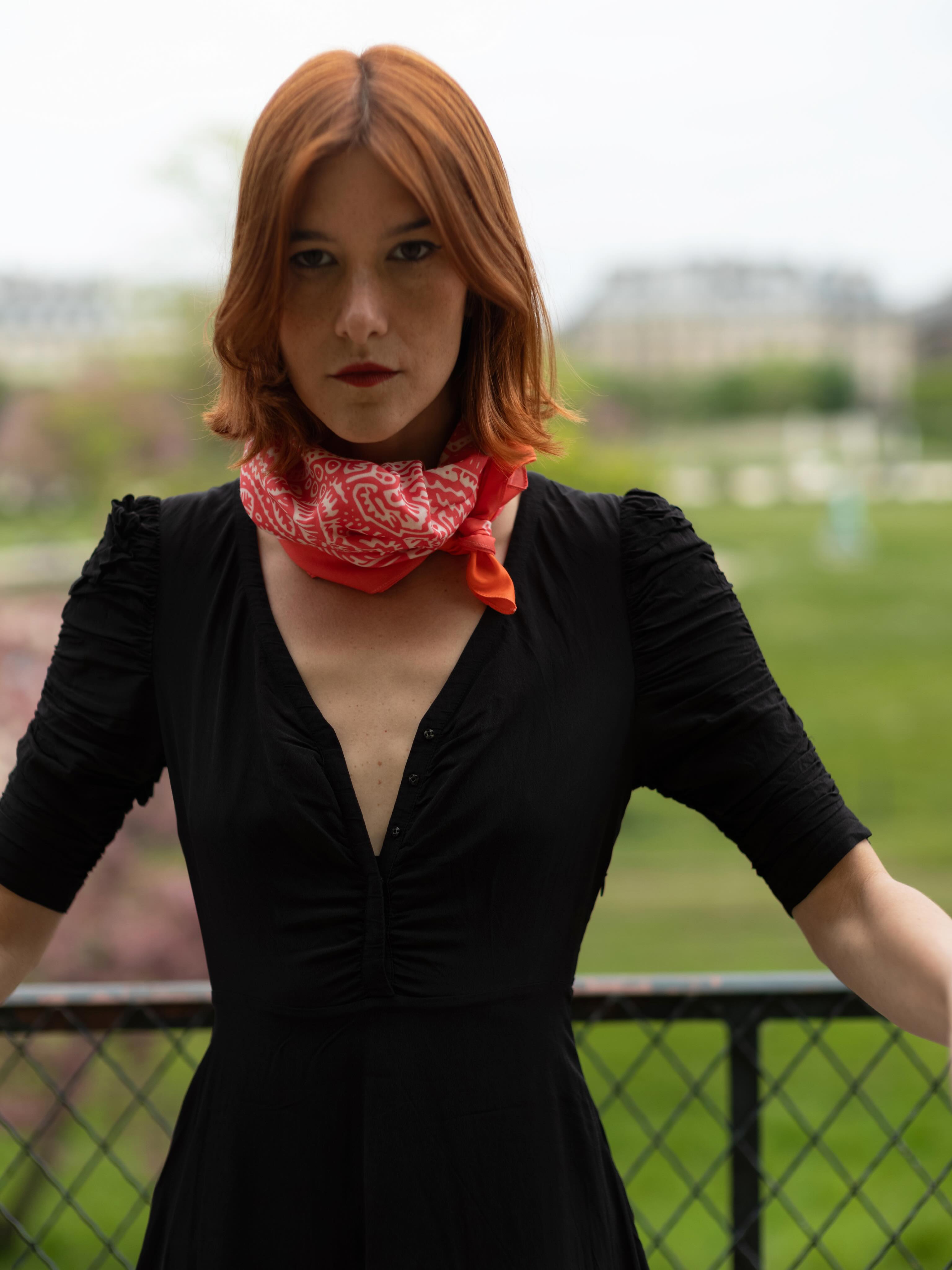 A Petite Cotton and Silk Scarf of Timeless Elegance
#summerscarf  #cottonsilk #silkaccessory #frenchcraftsmanship  #madeinfrance🇫🇷