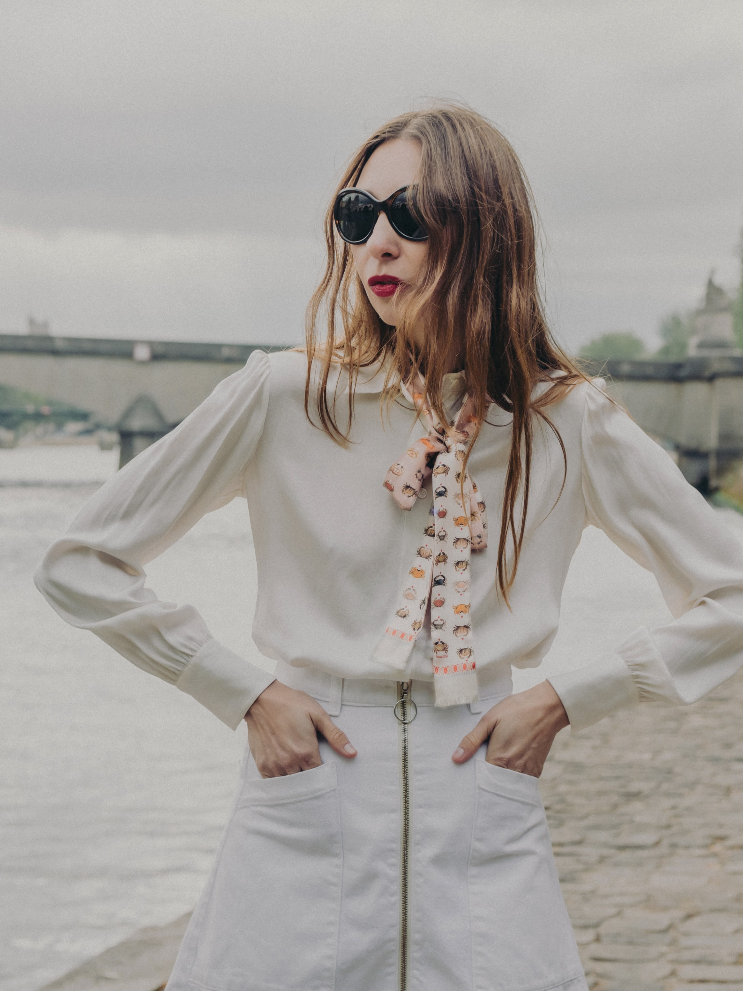 Wrapped in soft blush tones, drifting along the Quai de Seine

#parisianstyle #silkscarf #longscarf #madeinfrance🇫🇷 #frenchluxury