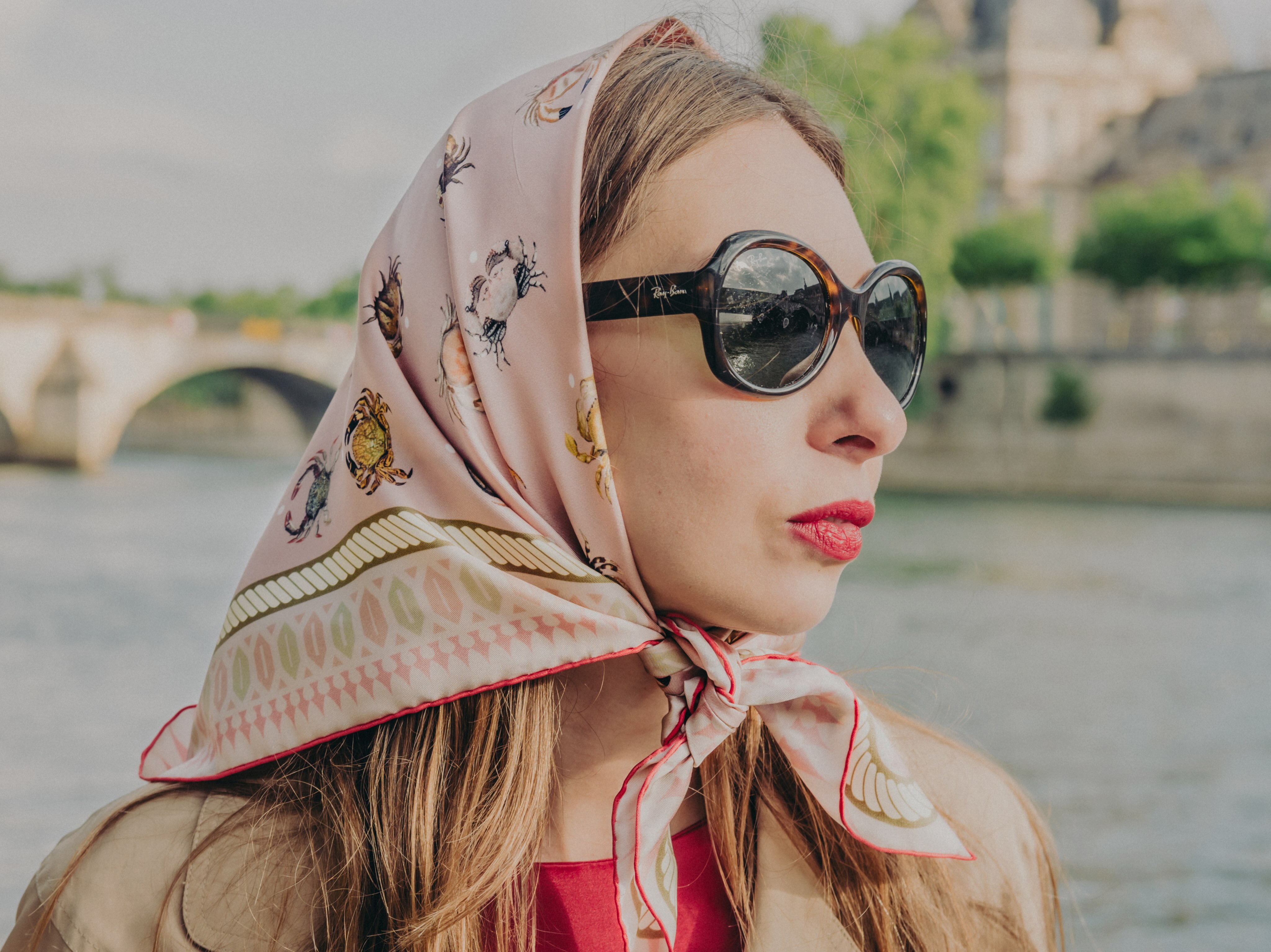 In staggered rows, in lines, diagonally or in hexagonal patterns, the crabs reveal themselves on silk squares in every shape, expressed through an infinite and
subtle diversity and meticulously arranged in each piece of the collection

#silkscarf #silksquare #textiledesign #madeinfrance🇫🇷 #frenchcraftsmanship