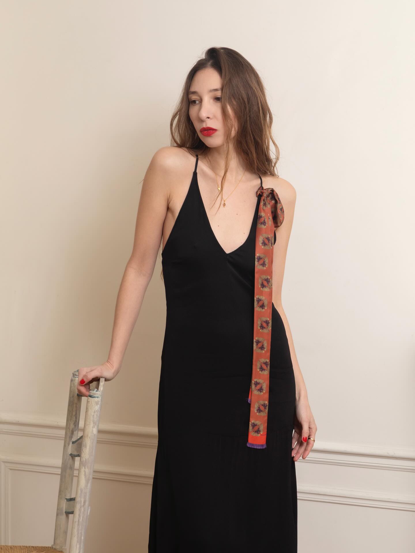 In pastel pink, vivid red, or deep black, each scarf tells a story through the fleeting life of the butterflies
#VividRed #ColorStory #PoetryInColor #SilkInMotion #ButterflyLife EphemeralBeauty  montkiji soulmate silkscarf silksquare frenchsilk frenchluxury silkstyle parisianstyle frencheleganve luxuryaccessories  frenchcraftsmanship  slowluxury freomfrancewithlove  madeinfrance🇫🇷