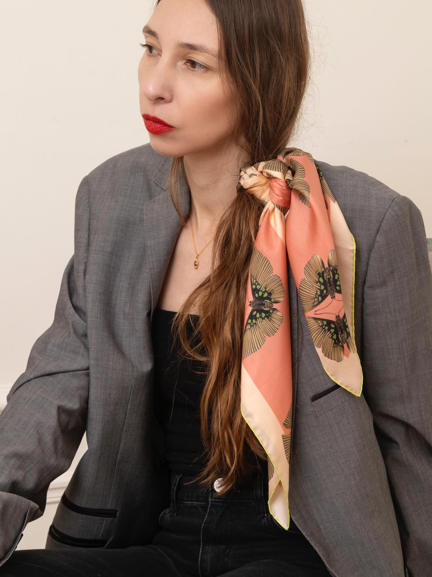 At daybreak, their wings—and the scarves—quiver with a silky, joyful tenderness, brushing the morning dew, fresh like a sincere friendship that binds brothers and
sisters, parents and children, or lifelong friends.

 #soulmate #silkscarf  #frenchsilk #frenchluxury #madeinfrance🇫🇷