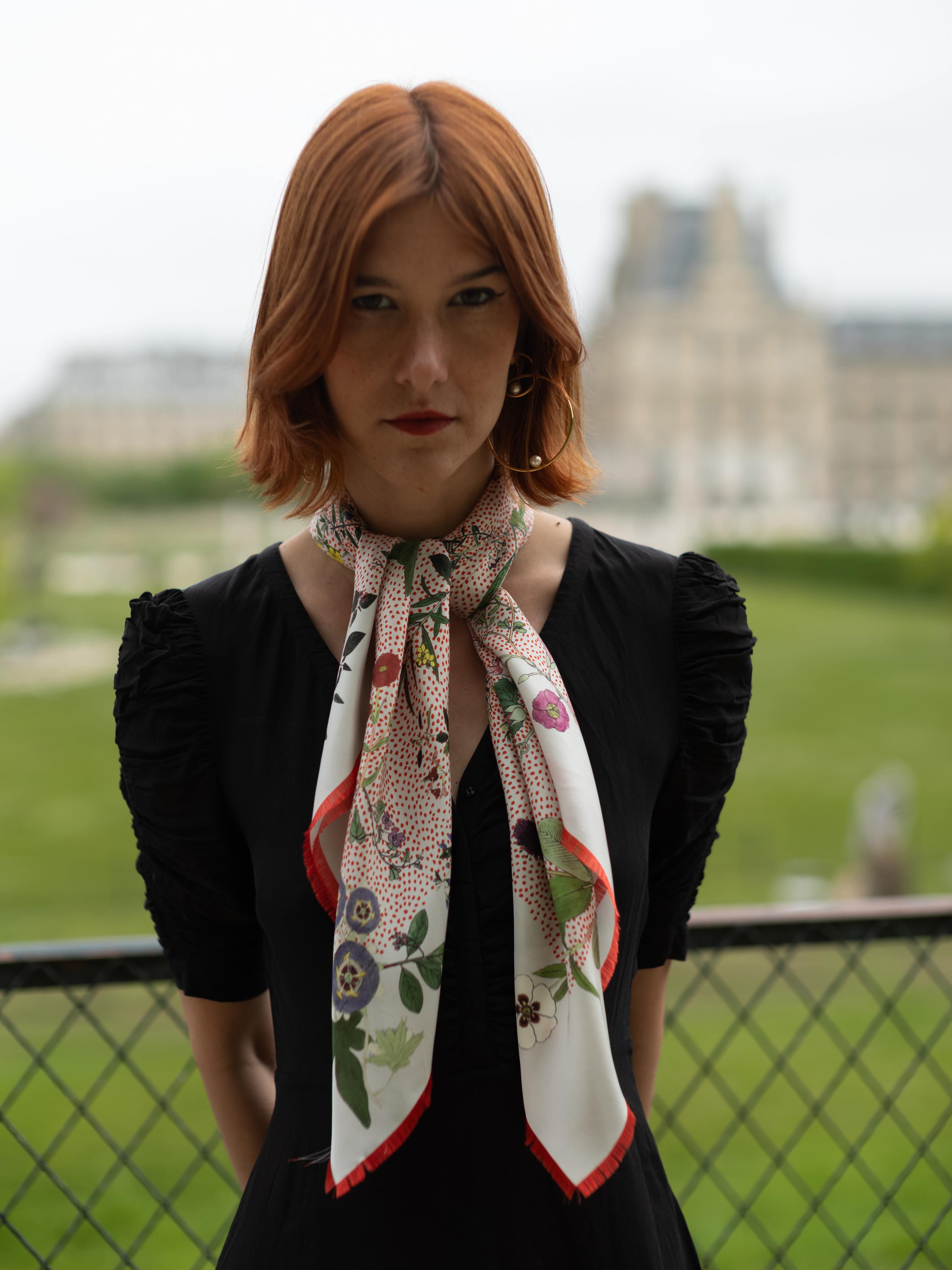A Whisper of Lightness and Grace
#millefleurs  #silkscarf #frenchcraftsmanship  #frenchsilk madeinfrance🇫🇷