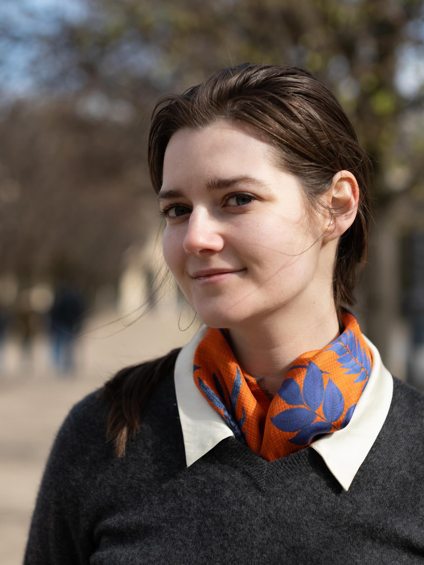 L’arbre de vie est un symbole universel de paix et d’harmonie qui se retrouvent dans des couleurs pastel apaisantes , finement parcourues par des nervures colorées comme
autant de connexions, liant entre elles des feuilles de toute forme

#SilkAndSoul #TreeOfLifeScarf #NatureInStyle #TreeOfLifeCollection #SilkenStories  #TreeOfLifeScarf #SilkScarfStyle #LuxuryAccessories #ArtOnSilk #SlowFashion #BotanicalBeauty #ScarfSeason #WearYourRoots  #silkscarf #silksquare #frenchsilk #frenchluxury #silkstyle #parisianstyle #frencheleganve #luxuryaccessories #styleinsilk #woveninfrance #frenchcraftsmanship #artofsilk #slowluxury #freomfrancewithlove  #madeinfrance🇫🇷