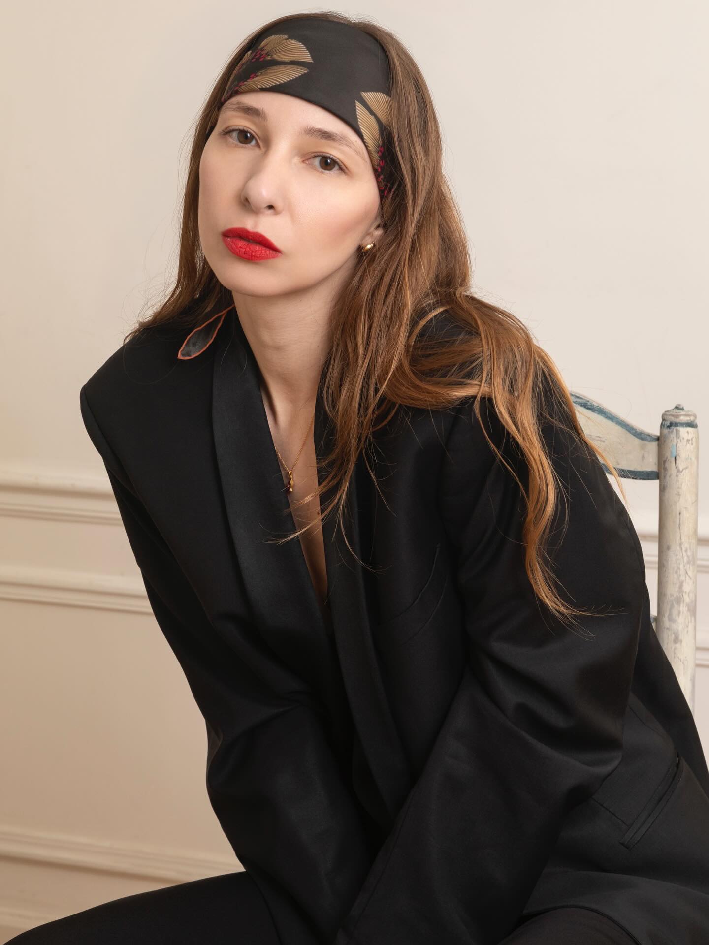 A little illusion in silk
the butterflies meet… and suddenly they look like lips

 #montkiji #soulmate #silkscarf #silksquare #frenchsilk frenchluxury silkstyle parisianstyle frencheleganve luxuryaccessories  frenchcraftsmanship  slowluxury freomfrancewithlove  madeinfrance🇫🇷