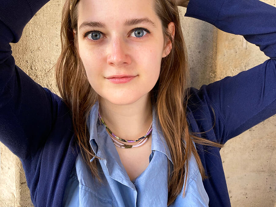 jeune fille portant un collier en soie violet et une chemise violette