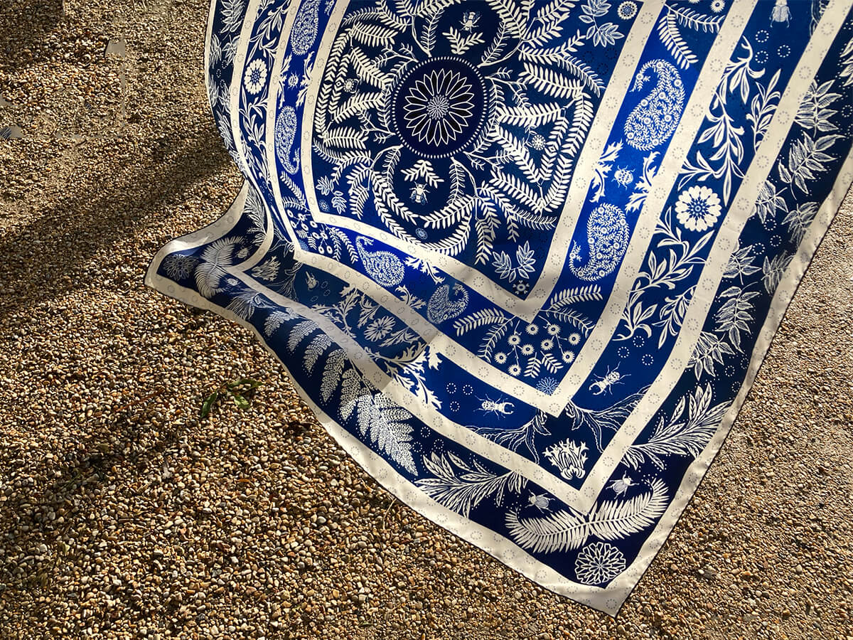 foulard en soie avec dégradé de bleu et motif imprimé floral et insecte