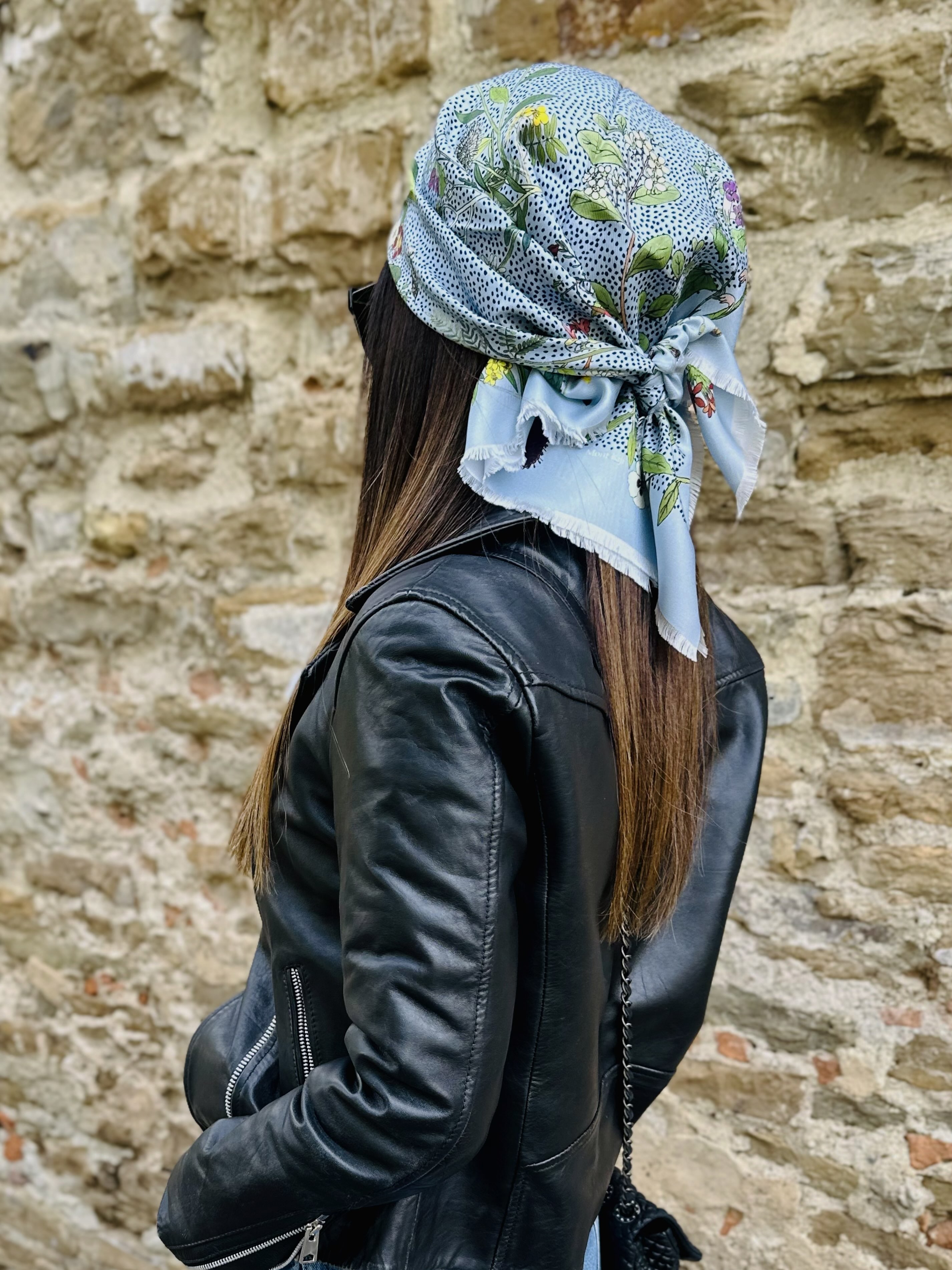 A Thousand Floral Moments
#milleflerus #headscarf #frenchsilk #frenchcraftsmanship  #madeinfrance🇫🇷