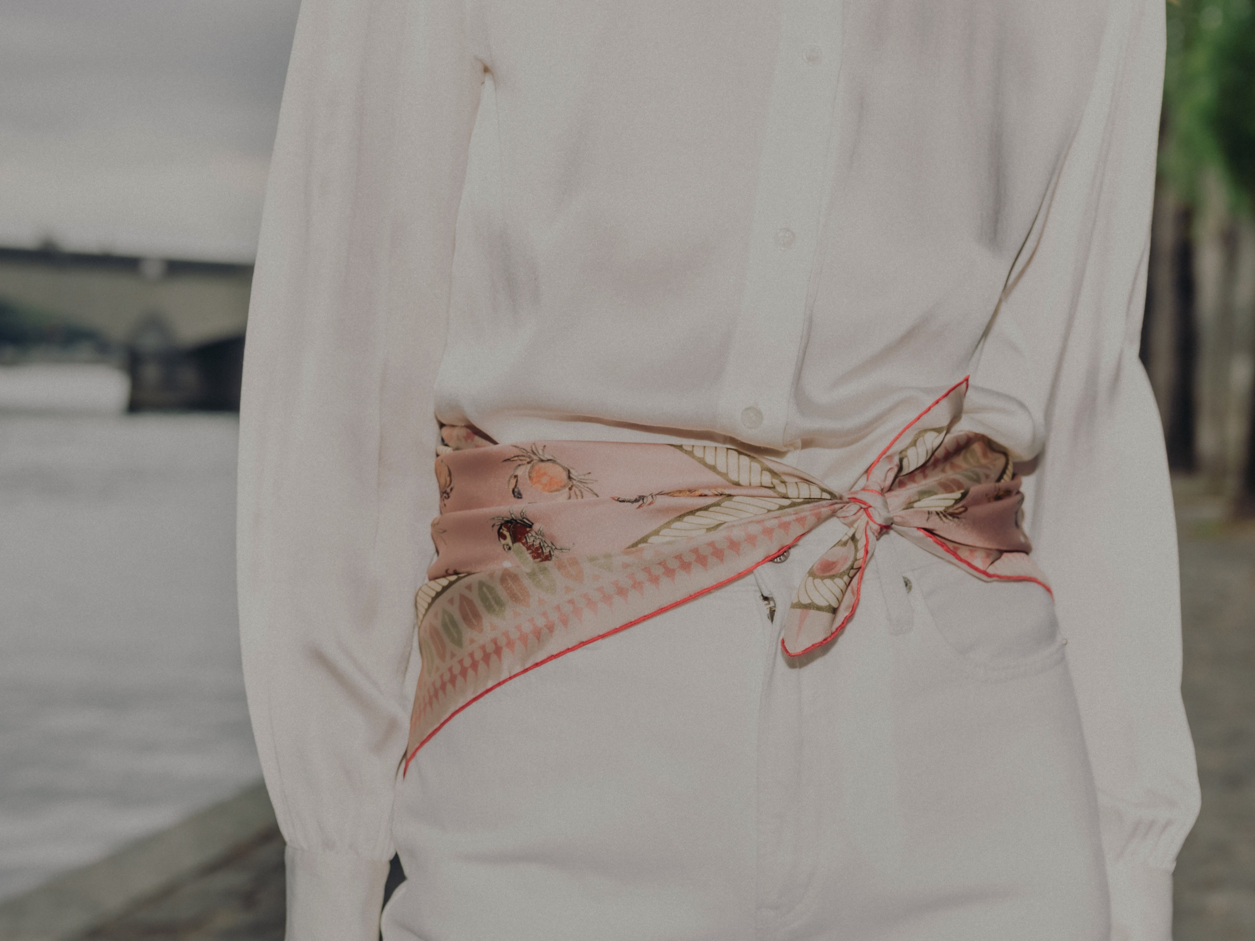 In The Marvelous Quest, each crab chases the pearl of its dreams with determination, desire, and passion—reminding us never to give up or let go, no matter the
circumstances

#marvelousquest #chaseyourdreams #silkscarf #madeinfrance🇫🇷 #crabsymbolism