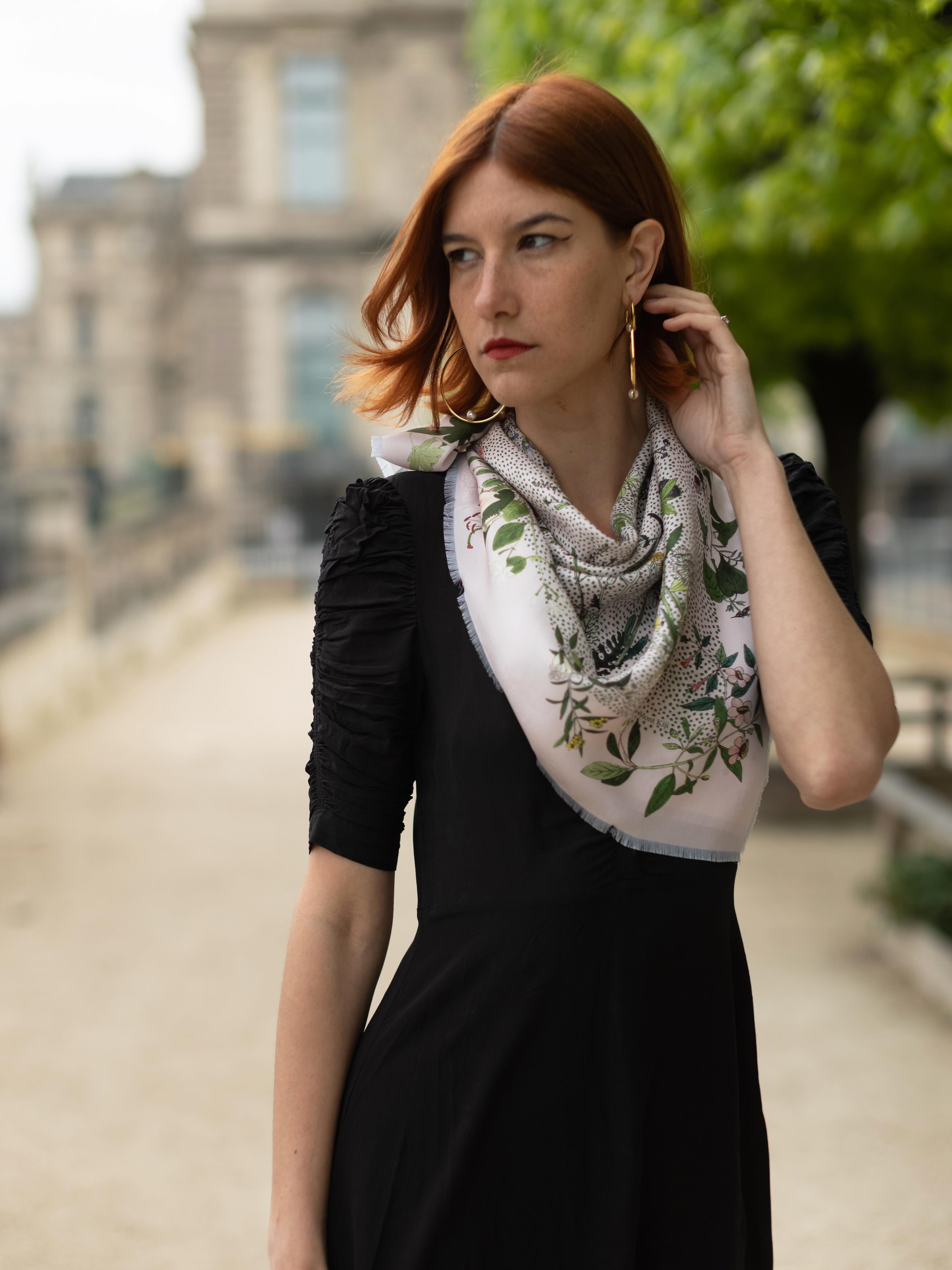 Summer in Silk
#summerscarf #millefleurs  #silkscarf #frenchcraftsmanship  #madeinfrance🇫🇷