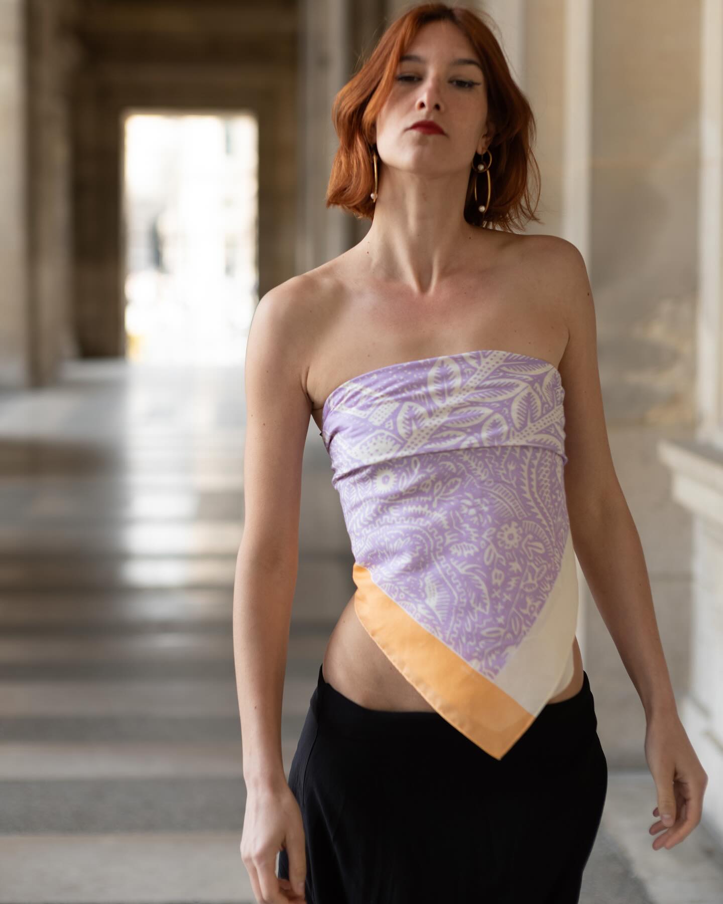 This Scarf is made from a cotton and silk-blend and can easily worn as a top
#desire #thousandflowers  #milleflerus  #silk #frenchsilk #soie #soielyonnaise #fashionaccessory  #luxury #accessoires  #madeinfrance🇫🇷