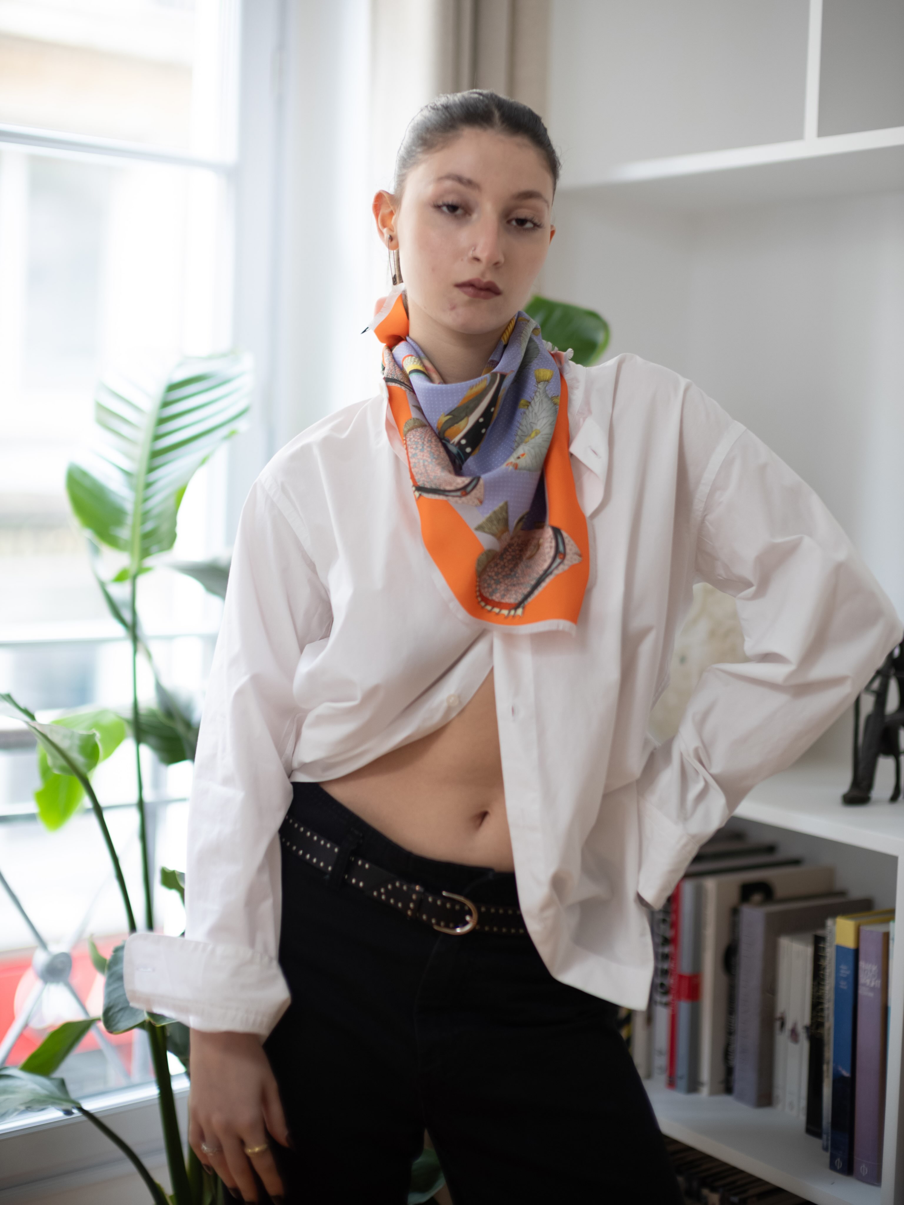 A touch of the sea, worn with ease.
#fishprint #summerscarf #smallscarf #colorfulscarf #madeinfrance🇫🇷
