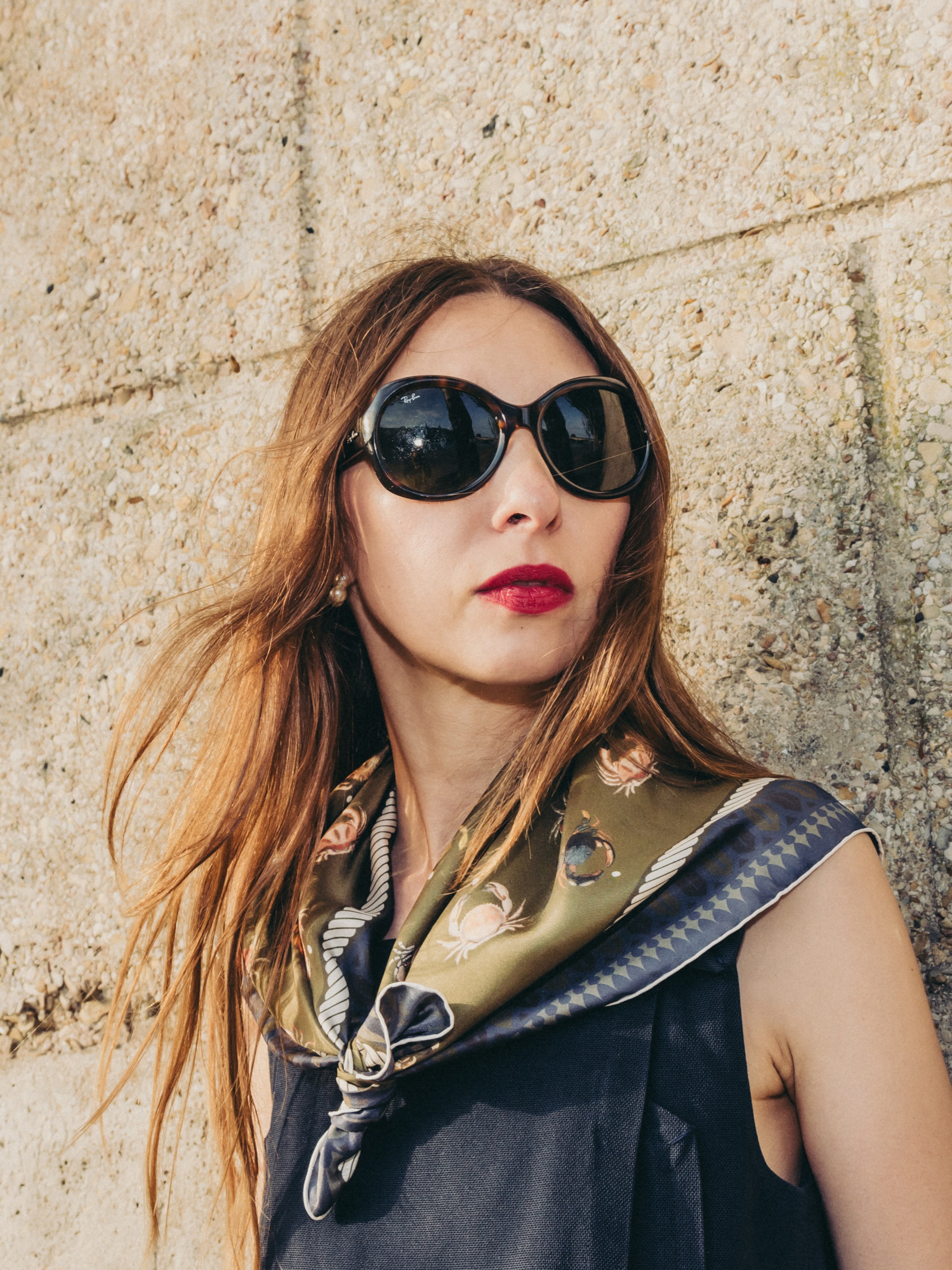 In The Marvelous Quest, each crab chases the pearl of its dreams with determination, desire, and passion—reminding us never to give up or let go, no matter the
circumstances

#marvelousquest #madeinfrance🇫🇷 #frenchcraftsmanship #silkscarf #parisianstyle