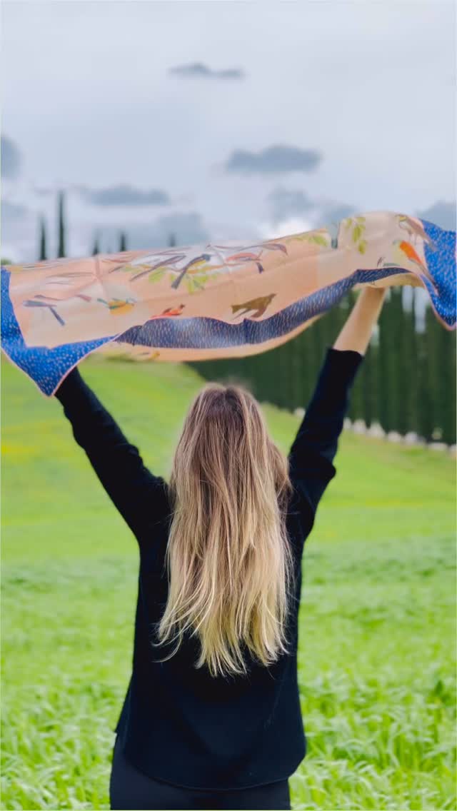 A Dance of Birds
#birdprint #summerscarf  #frenchsilk #frenchcraftsmanship  #madeinfrance🇫🇷